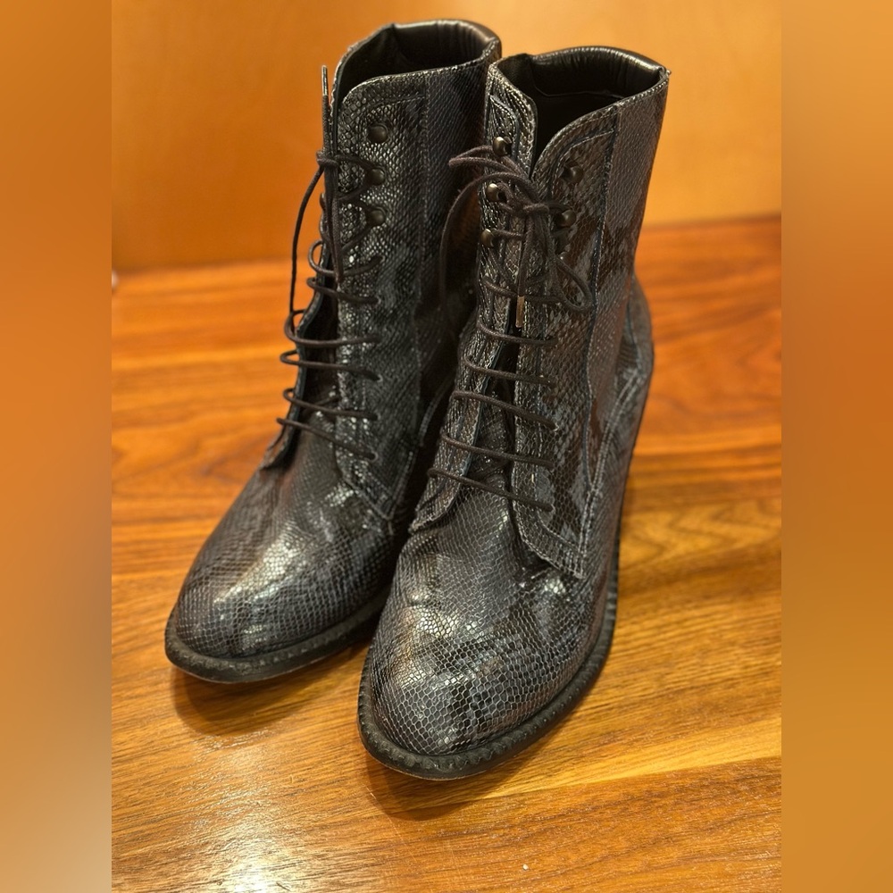 Clergerie Grey Blue Snakeskin Pattern Lace-Up Boots sz 40.5
